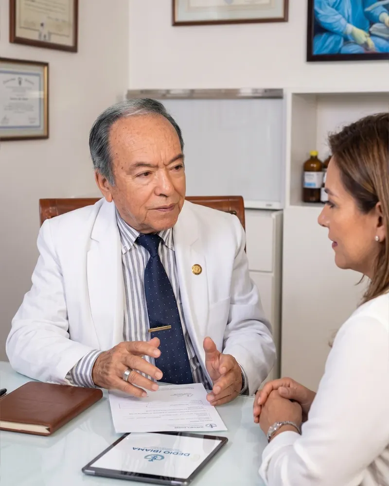 Fotografía del Dr. Julio Morón Rodríguez en consulta médica
